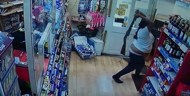 英国一便利店店主被劫匪持枪抢劫
