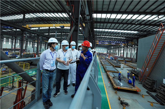 海外华媒在蓉探访装配式建筑“智慧工厂”