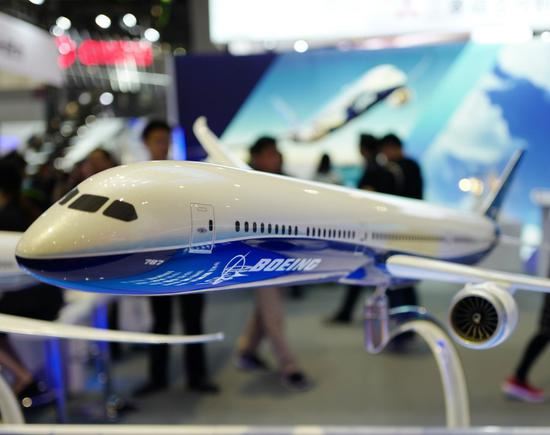 Visitors watch a Boeing plane model at the second China International Import Expo (CIIE) in Shanghai, east China, Nov. 9, 2019. (Xinhua/Purbu Zhaxi)