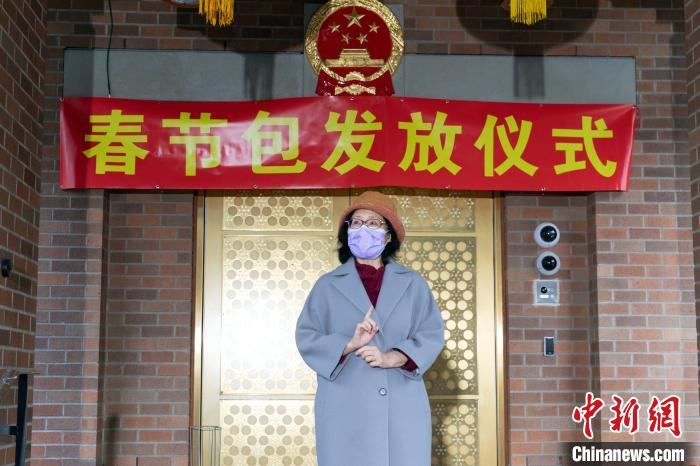 中国驻温哥华总领馆向侨胞、中资机构和留学生发放“春节包”