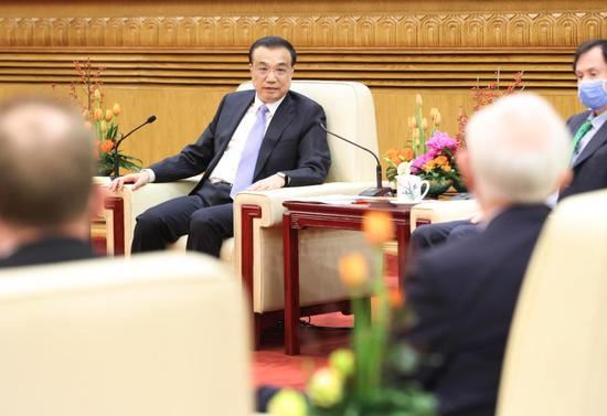 Chinese premier holds symposium with foreign experts in China