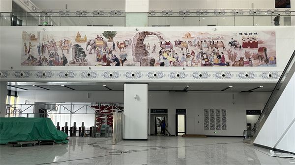 江西乐平画家詹明荣创作一带一路大型壁画 装饰昌景黄高铁景德镇北站